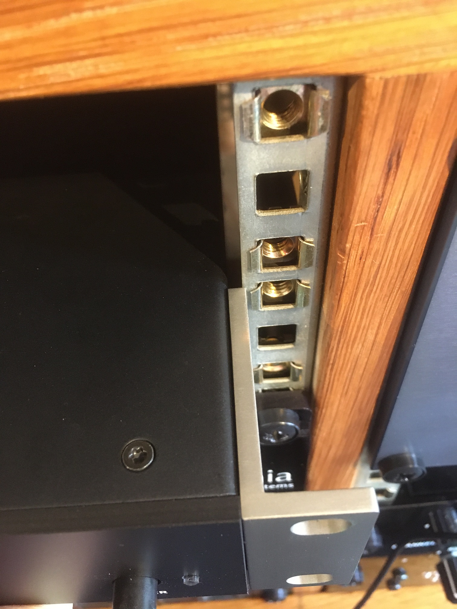 Xite-1 won't fit in desk rack.jpg
